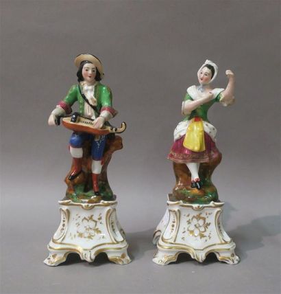 2 sujets en porcelaine : joueur de vielle...