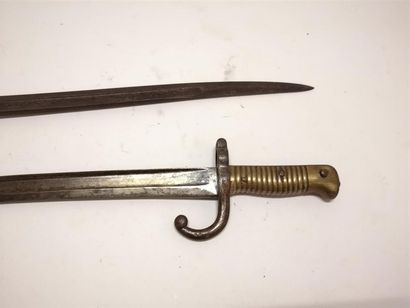 2 baïonnettes Chassepot sans fourreau, en...