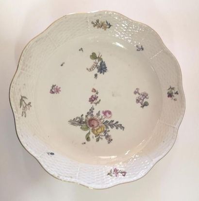 MEISSEN. Plat creux en porcelaine, décor...