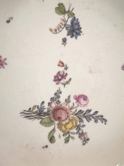 MEISSEN. Plat creux en porcelaine, décor...