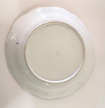 MEISSEN. Plat creux en porcelaine, décor...