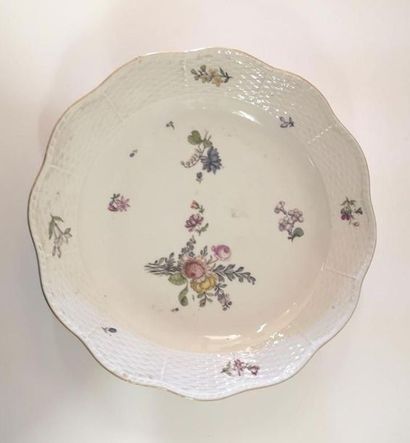 MEISSEN. Plat creux en porcelaine, décor...