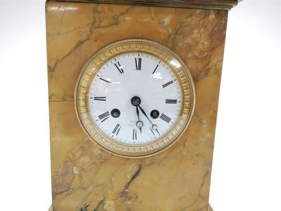 Pendule borne en marbre jaune de Sienne,...