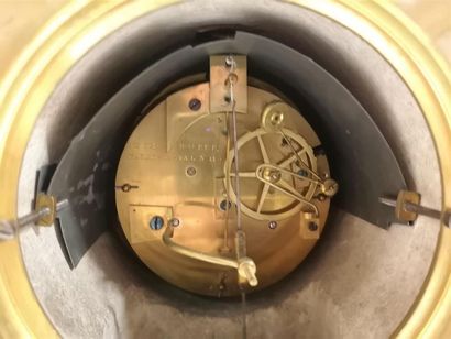 Pendule borne en marbre jaune de Sienne,...