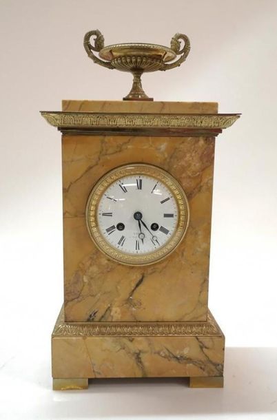 Pendule borne en marbre jaune de Sienne,...
