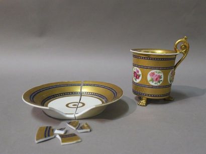 Tasse tripode et sa sous tasse (cassée),...
