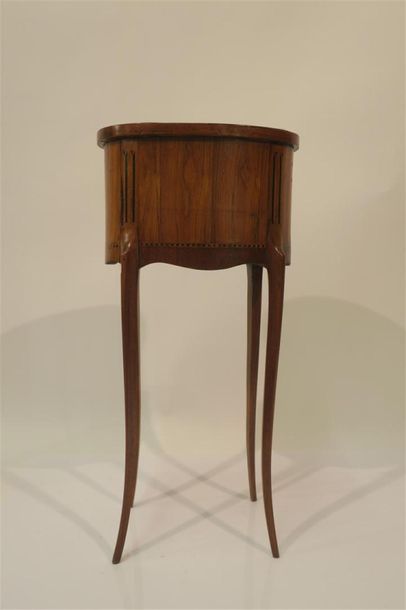 Table d'appoint ovale en bois de placage...