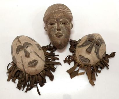 3 masques africains. Haut. entre 36 et 40...