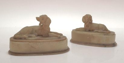 2 chiens en albâtre. XIXème (acc.). Haut...