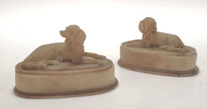2 chiens en albâtre. XIXème (acc.). Haut...