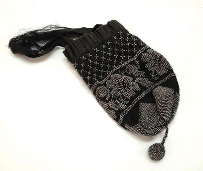 Petit sac en toile noire brodée de métal....