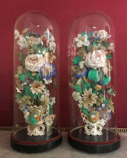 Paire de vases en porcelaine, décor polychrome...