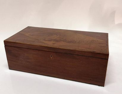 Coffret écritoire en bois de placage à filets....