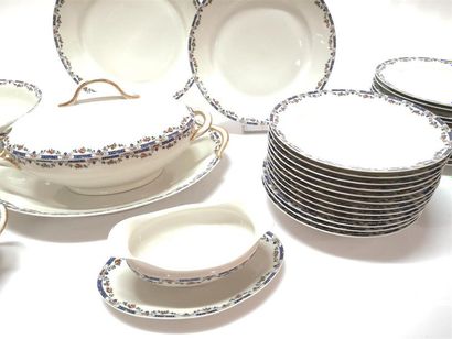 Service de table en porcelaine, décor de...