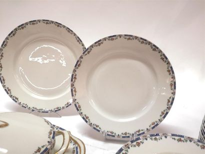 Service de table en porcelaine, décor de...
