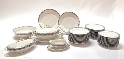 Service de table en porcelaine, décor de...