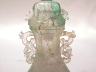 CHINE. Vase couvert en pierre dure sculptée...