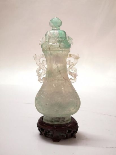 CHINE. Vase couvert en pierre dure sculptée...
