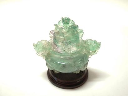 CHINE. Brûle parfum en pierre dure sculptée...