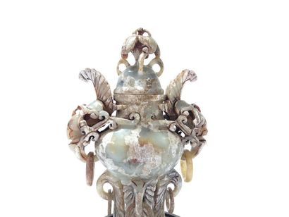 CHINE. Vase couvert en pierre scluptée à...