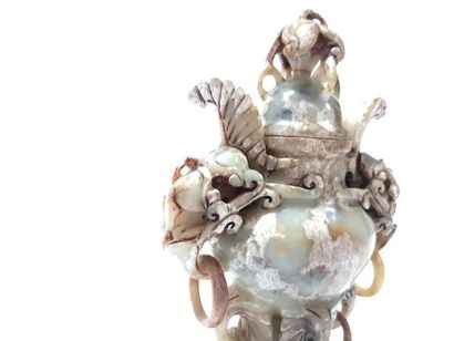 CHINE. Vase couvert en pierre scluptée à...