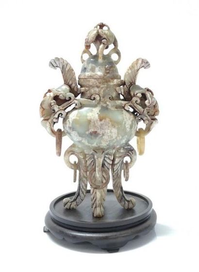 CHINE. Vase couvert en pierre scluptée à...