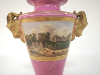 Vase en porcelaine, décor dans des réserves...