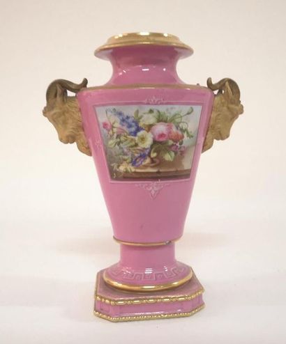 Vase en porcelaine, décor dans des réserves...