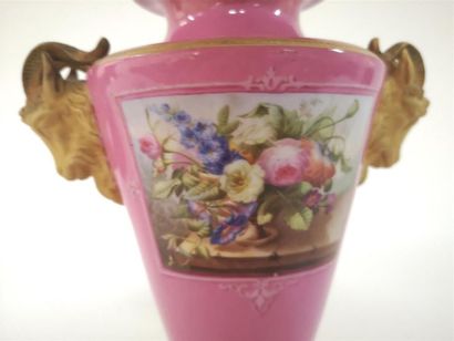 Vase en porcelaine, décor dans des réserves...