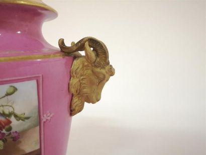 Vase en porcelaine, décor dans des réserves...