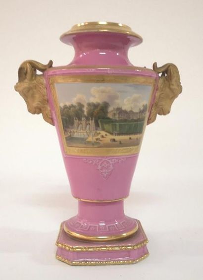 Vase en porcelaine, décor dans des réserves...