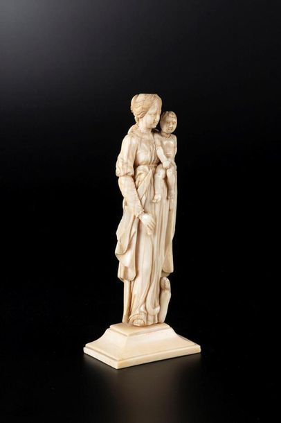 Vierge à l'Enfant en ivoire sculpté en ronde-bosse....