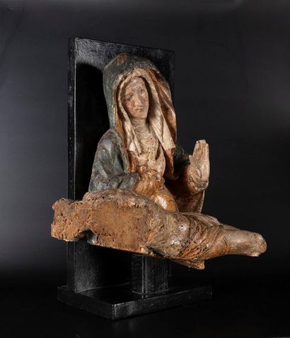 Vierge de Pitié en bois sculpté et polychromé....