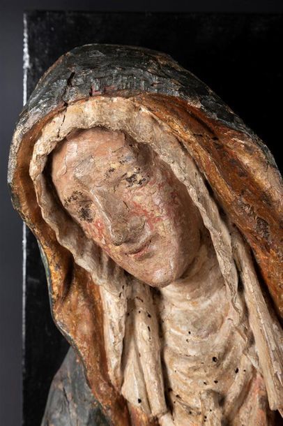 Vierge de Pitié en bois sculpté et polychromé....