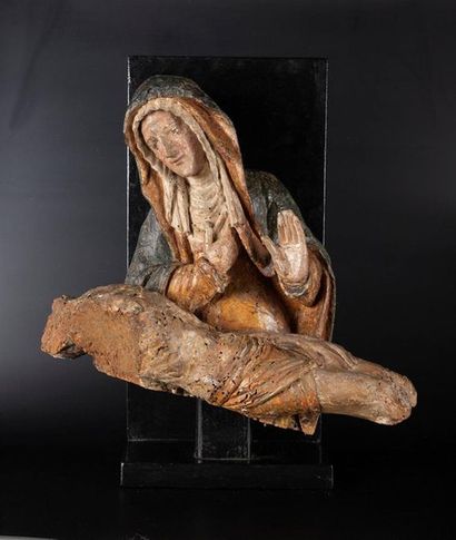 Vierge de Pitié en bois sculpté et polychromé....