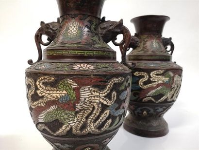 CHINE. Paire de vases en bronze émaillé,...