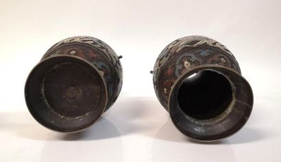 CHINE. Paire de vases en bronze émaillé,...