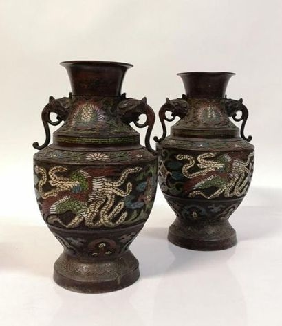 CHINE. Paire de vases en bronze émaillé,...