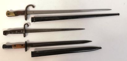 Lot de 3 baïonnettes dont une allemande 39/40,...
