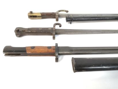 Lot de 3 baïonnettes dont une allemande 39/40,...