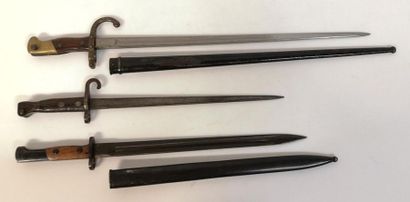 Lot de 3 baïonnettes dont une allemande 39/40,...
