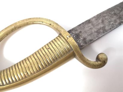un sabre briquet avec son fourreau en cuir...
