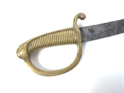 un sabre briquet avec son fourreau en cuir...