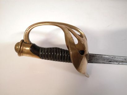 Sabre réglementaire français avec son fourreau...