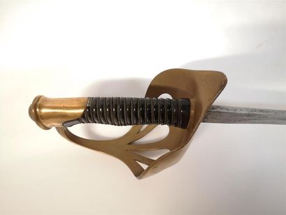 Sabre réglementaire français avec son fourreau...