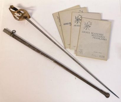 Sabre réglementaire français avec son fourreau...