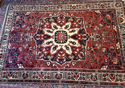 Tapis d'Iran - Baktiar à médaillon. 207 x...