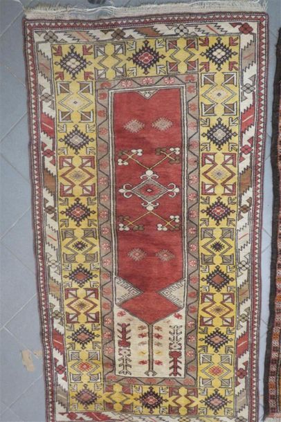 2 tapis d'Orient. 195 x 105 cm et 182 x 113...