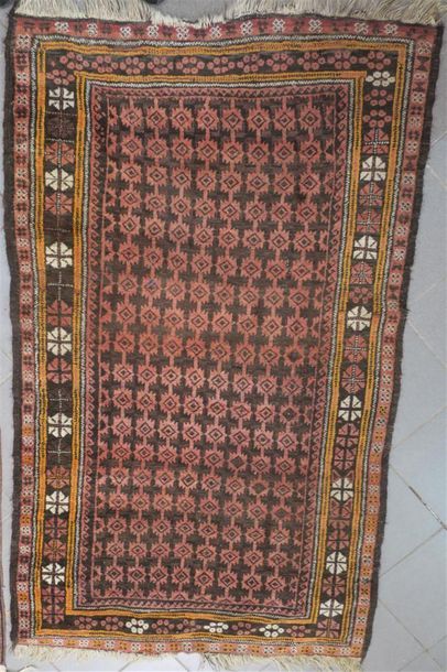 2 tapis d'Orient. 195 x 105 cm et 182 x 113...