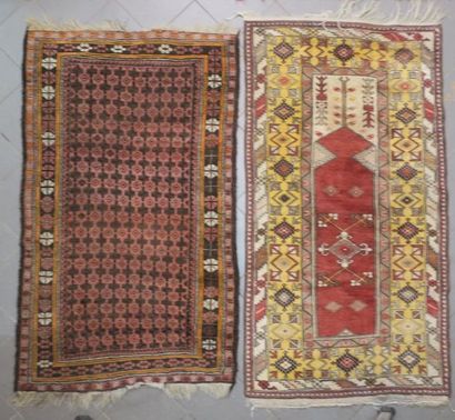 2 tapis d'Orient. 195 x 105 cm et 182 x 113...